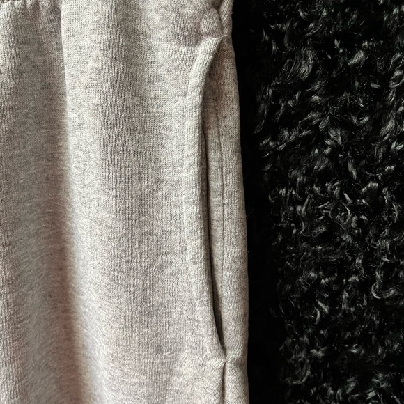 Mens (MED) WILSON Gray Sweats w/side pockets great condition - Picture 3 of 5